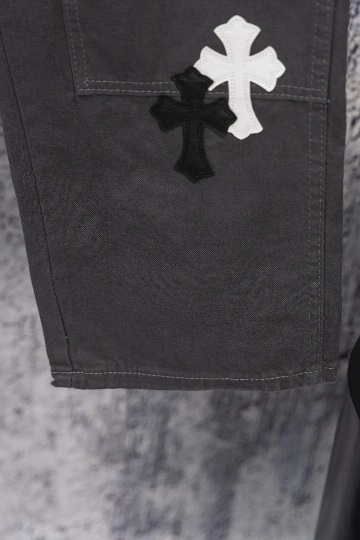 P270 CH Chromehearts black and white cross patchwork leather gray workwear jeans and logging pants, priced at 34W level, patchwork cross pattern embellishment, washed jeans! ! An absolutely high-end luxury product, a 1.9W-level god-level single product, a super popular product, made by top heavy industry, a magic weapon that cannot be missed! [About Zangyin] This is an extremely luxurious fashion brand that can also be called the aristocracy of the high street. It has always been an exclusive brand for some hipsters or rich second generations. Compared with ordinary high streets, it is more luxurious and noble. Compared with luxury brands, it is more fashionable and individual. It has always been a brand that I have a special liking for. [Top heavy industry fashion design] Consistently high-street luxury style. Speaking of this style, the Zangyin family and GU family are definitely the leading representative brands. Especially the Zangyin family has really achieved a state-of-the-art effect in creating high-street style. The unique washed material is used to create this style. The color system is already quite eye-catching. After it is decorated with patchwork cross flowers, it cleverly highlights the charm of the brand. Secondly, this style uses classic The high-waist cutting design highlights the long legs and fashionable temperament of the upper body. The brand is highly recognizable and the slim fit configuration is more suitable for daily wear. It is a product that interprets personality, fashion, and specifications at a glance. This single product is enough to make any fan excited. It can be a white T-shirt for a youthful college style, or a tight suspender for a royal style. It has strong matching ability and can be easily controlled by men.  [Materials and craftsmanship] Needless to say, this point goes without saying. As an excellent craftsman brand, Zangyin’s requirements for details and craftsmanship are really perfect. The washed color of this model has gone through so many processes, not to mention the embellishment of denim appliques. It is also purely hand-made and sewn. Just like what they believe in, only hand-made things have soul and have the meaning of wear. A top-notch heavy-duty fashionable denim item, I look forward to your perfect interpretation! !  Color: Gray Size: 28-36